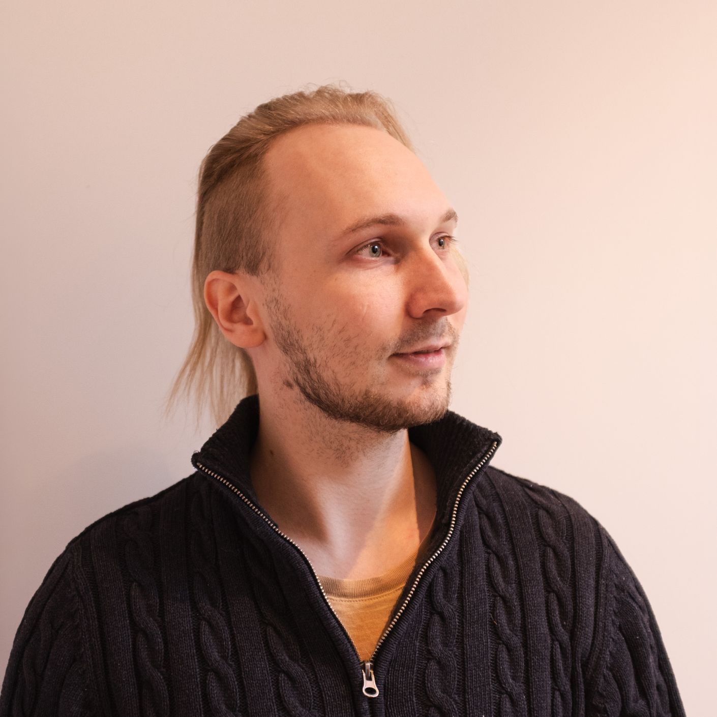 Jørgen Graff Portrettbilde av mann med langt lyst hår og undercut, ikledd mørk strikkegenser